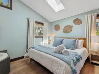 Spacious 7-Bed Home w/ Hot Tub, Fireplace, Gym, Wine Bar, and 2 Living Spaces! Hotels in Lakeside