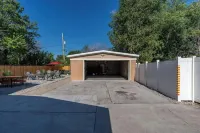 Historic 1907 SLC Victorian - Hot Tub - Firepits - Exposed Brick