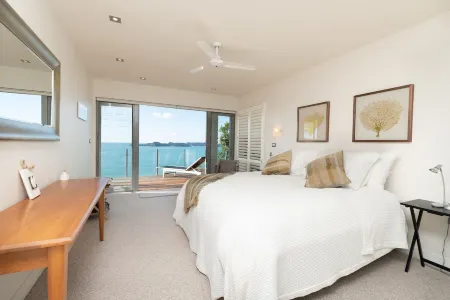 Qualmark 5 Star Luxury Accommodation with stunning views over Long Beach