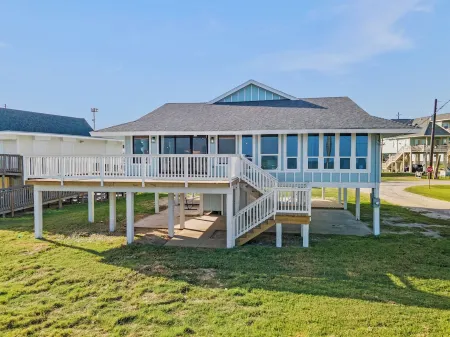 Seaside Serenity 5-Bedroom Beachfront Haven - Coastal Charm