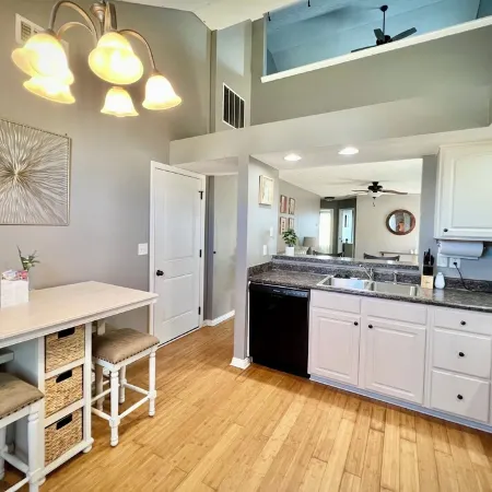 Charming 3-bedroom house with king bed  , pet friendly