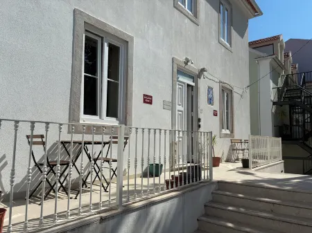 Sintra Flower Vintage Chalet Отели в г. Algueirao-Mem Martins