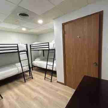 9 Beds-Sleeps 12-Gatekeeper Suite Rooms