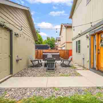 Downtown Sisters Suite - HOT TUB - Dog Friendly Hotel Exterior