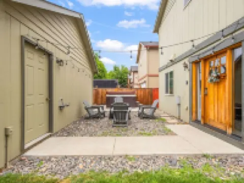 Downtown Sisters Suite - HOT TUB - Dog Friendly Hotels in Sisters