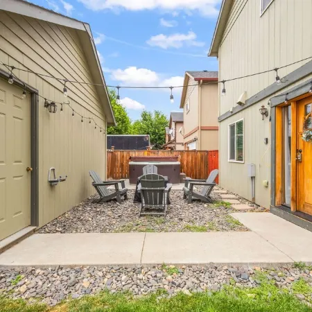 Downtown Sisters Suite - HOT TUB - Dog Friendly