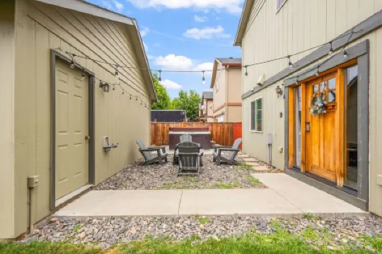 Downtown Sisters Suite - HOT TUB - Dog Friendly