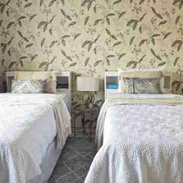 2-bedroom apartment in charming centrally located for your convenience. Rooms