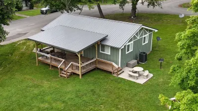 Sunny Daze Cottage 3 Bedroom Covered Deck Resort Boat Dock Pool Firepit Arcade Hotels near Lee's Ford Resort Marina