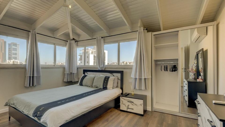 Luxurious penthouse - couples/families 2br minutes from TLV center free parking