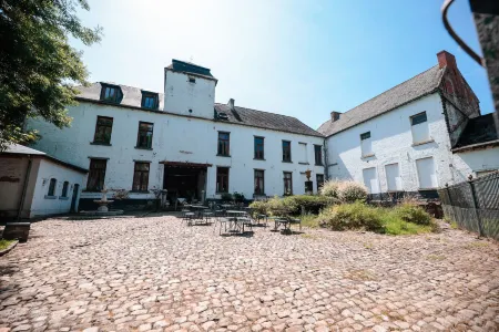 Le Domaine du château Blanc à 10 Minutes de Paira Daiza Отели в г. Masnuy-Saint-Jean