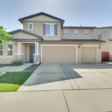 4 Mi to Dtwn Merced: Spacious Home w/ Yard!