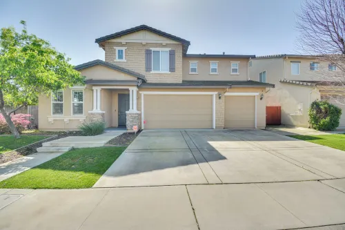4 Mi to Dtwn Merced: Spacious Home w/ Yard!