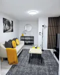 The Luxury Retreat, CalgaryCentral location, family oriented, feel at home!
