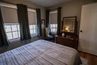 Cozy 2-bedroom cottage in charming Grand Island with WiFi, AC