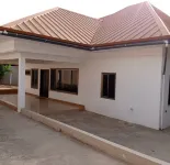 Lovely spacious family sized Villa situated 2 minutes to Achimota Mall 住宿飯店