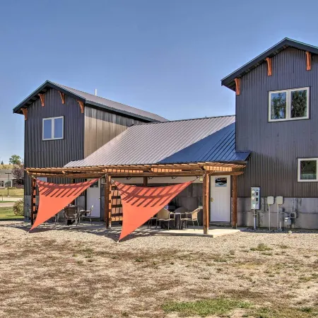Pet-Friendly Choteau Townhouse with Gas Grill!