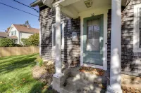 Cozy Historic Wakefield Home Close to Beaches - Pet friendly