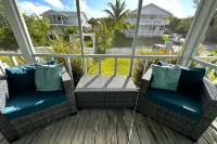 Charming 2 BR cottage in Great Guana Cay short walk to beach,  AC WiFi Generator فنادق في Great Guana Cay