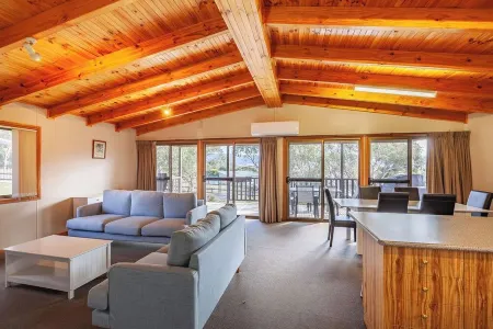 Blue Gum Cottage - Spacious 3BR + Lakeside Views 5 mins to main shopping area Отели рядом с достопримечательностью «Сноуи Маунтинс Граммар Скул»