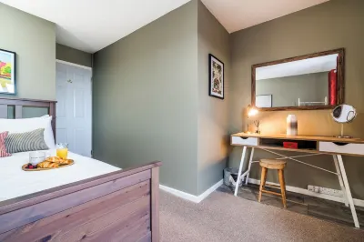 Clover Court Lovely 2 bed house with garden and free off-street parking Hotels in 