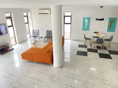 Urban One Cozy Apartment 10min from airport Hotels in 