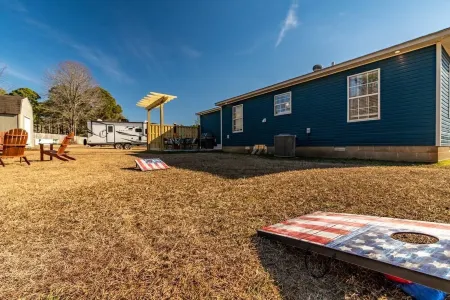 “The Blue Bungalow” Great location RV hookup addon