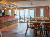 YHA Treyarnon Bay - bar