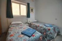 Spacious and comfortable seafront apartment, exceptional views in quiet setting 馬耳他藍湖附近的飯店