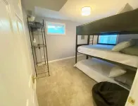 Moderne Home - Memorable, Modern, A Must Book - 4 Bedroom Close to Kinnick