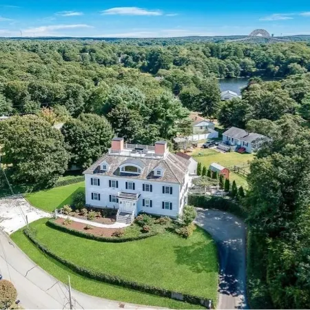 Spacious Waterview Home - Spa, Pool Table & Fireplaces – for Families & Reunion