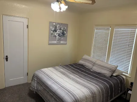 Coxy 2 Bedroom Apartment getaway with AC Отели в г. Саффорд