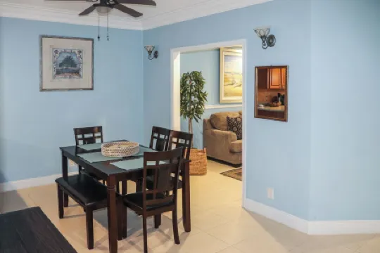 Spacious Cozy 3 bedroom unit with a private pool, centrally located in Freeport