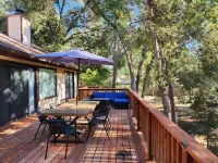 New Cozy 3-Bed Cabin in Oakhurst! AC, Arcade games, Pet-Friendly, Near Yosemite!