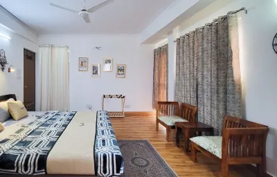 Charming 3-bedroom apartment with WiFi, AC in vibrant New Delhi 바하르 쿤지 호텔