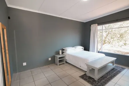 Spacious  Pet-Friendly 4-bedroom house in nature near Pietermaritzburg with WiFi Отели в г. Питермарицбург