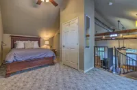 Cottage Creek Retreat l Hot Tub, Pet Friendly Yard, & 1.2 Acres Near Main St