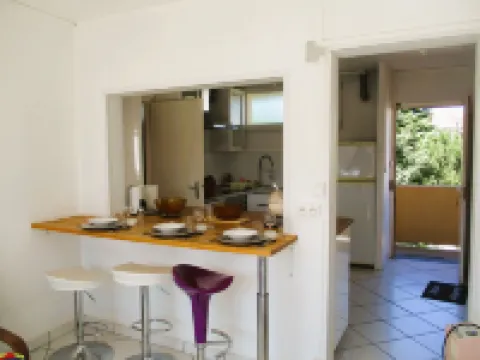 Limoges,, T2 ++parkings au Jardin ,,acces Facile !