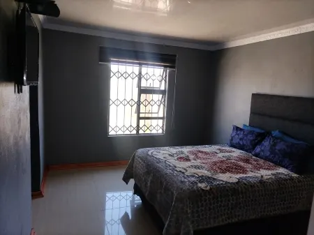 Monarca Inn - Gorgeous 10-bedroom apartment in Phuthaditjhaba Qwaqwa Makwane Отели в г. Qwa-Qwa
