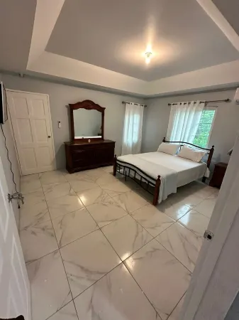 Joy's Vacation Villa Upstairs Apartment Отели в г. Мандевилл