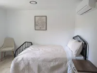 Spacious 6-bedroom house in marvelous Clovis with WiFi, AC