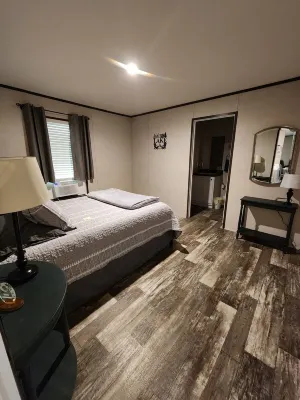 Cozy 2-bedroom home on Lake Secession! Hotels in Lake Secession