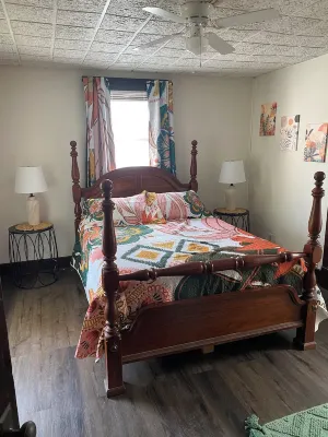 Charming 2-bedroom apartment with WiFi, AC in Wabash. Great location