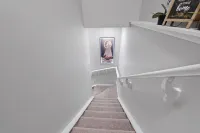 Modern & Cozy 1 Bedroom Suite in SouthWest Calgary - Free Parking + Fast Wifi