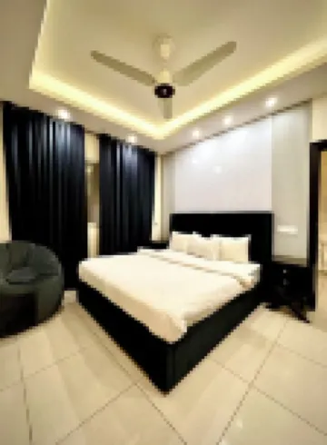 Modern 2-bedroom apartment in Elysium, Islamabad - comfort & city views await! Hotels in 