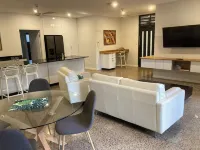 1BR (sleeps 3) - private, modern granny flat with large shaded pool Hotel di Parap