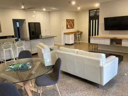 1BR (sleeps 3) - private, modern granny flat with large shaded pool Отели в г. Parap