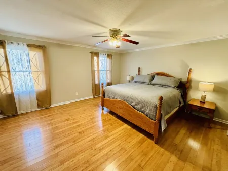 Families Love Frank’s Lakehouse @ Sunset Estates Отели рядом с достопримечательностью «Суперспидвей Талладега»