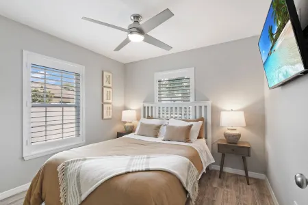 Vilano Beach Paradise w/ Pool~Less Than 10 Mins to Nights of Lights Отели в г. Вилано-Бич