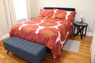 Boston Getaway, Easy City Access: Spacious 5-bedroom Hotels in Mattapan